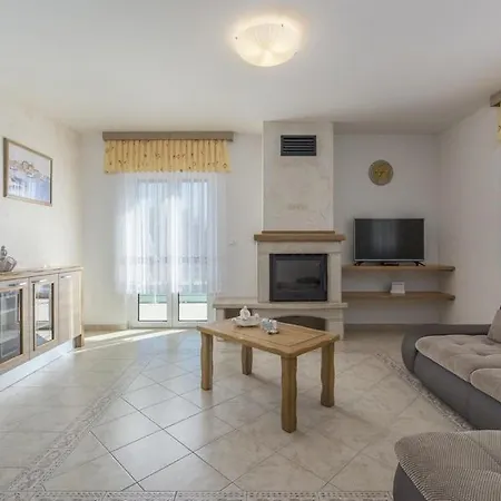 Ales Villa Karigador